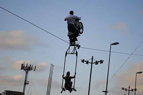 Rambo Bugler - Il duo Bugler il padre con la moto che impenna sul filo e la e figlia di soli 17 anni su un trapezio sotto la moto